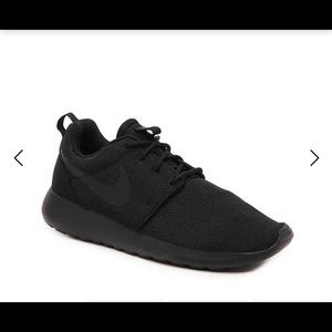 Nike black roshe one men’s shoes size 9.5